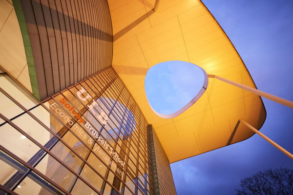 Le bâtiment R42 de Solvay, éclairé dans la nuit.